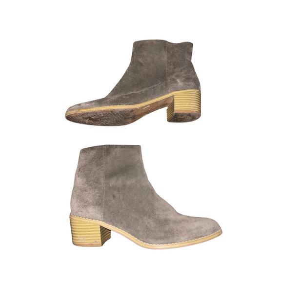 Clarks Womens Gray Suede Zip up Bootie Block Heel Size 7.5 Fall Casual western - Picture 1 of 5